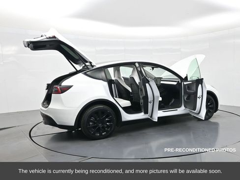 Used 2022 Tesla Model Y Long Range image 37