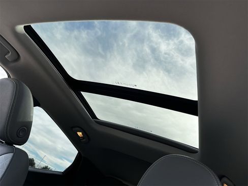 Used 2022 Chevrolet Bolt EUV Premier w/ Launch Edition image 23