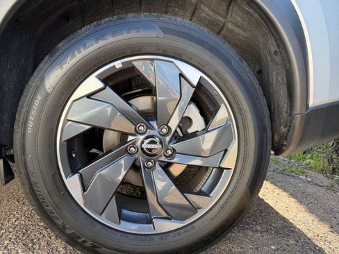 Used 2025 Nissan Rogue SV FWD image 32