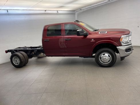 Used 2023 RAM 3500 Tradesman w/ Chrome Appearance Group image 4