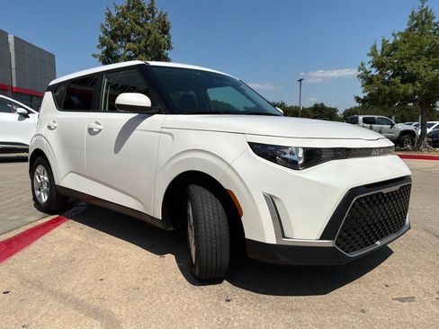 Used 2025 Kia Soul LX w/ LX Technology Package FWD image 4