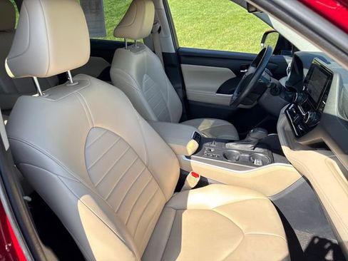 Used 2023 Toyota Highlander XLE image 13