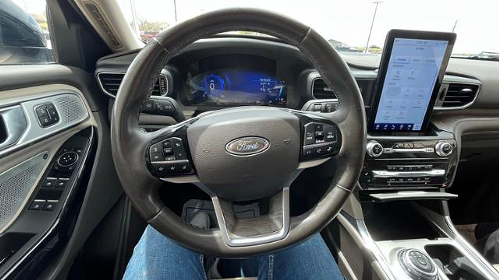 Used 2023 Ford Explorer Platinum w/ Technology Package AWD/4WD image 30
