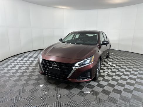 Used 2024 Nissan Altima 2.5 SV image 2