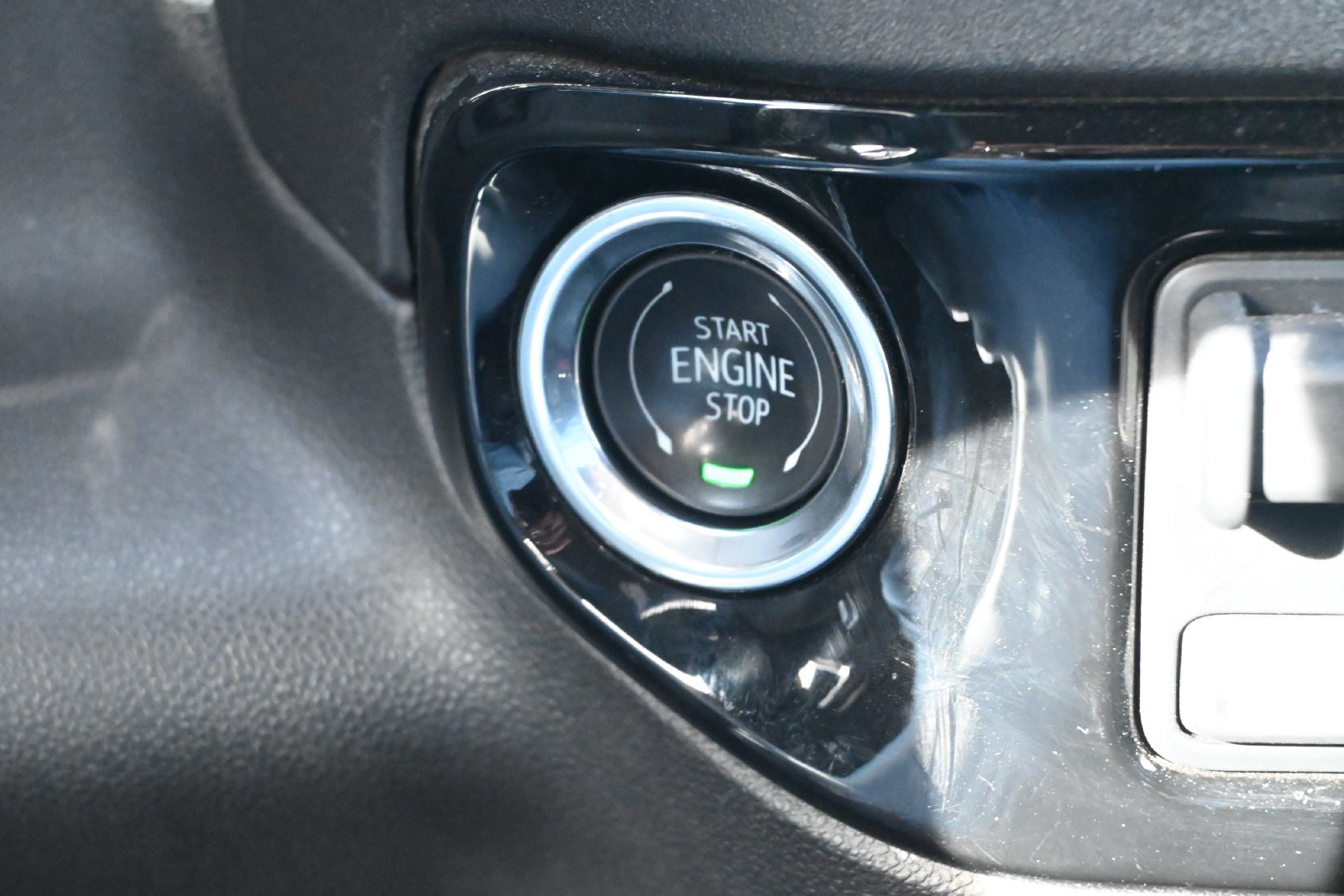 Used 2025 GMC Sierra 1500 SLT AWD/4WD image 16