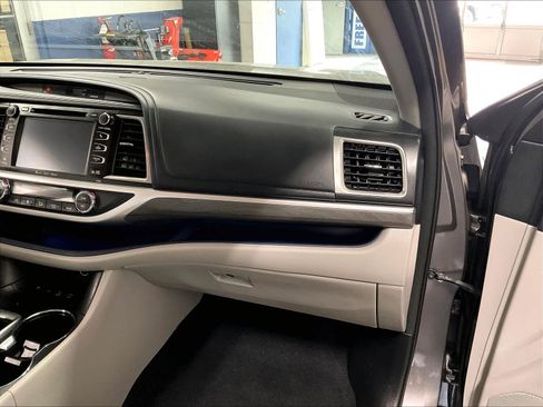 Used 2018 Toyota Highlander Limited image 13