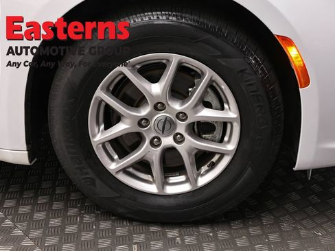Used 2024 Chrysler Pacifica Touring-L FWD image 32