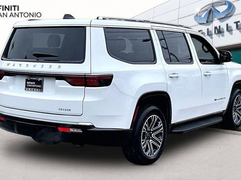 Used 2025 Jeep Wagoneer 4WD image 2