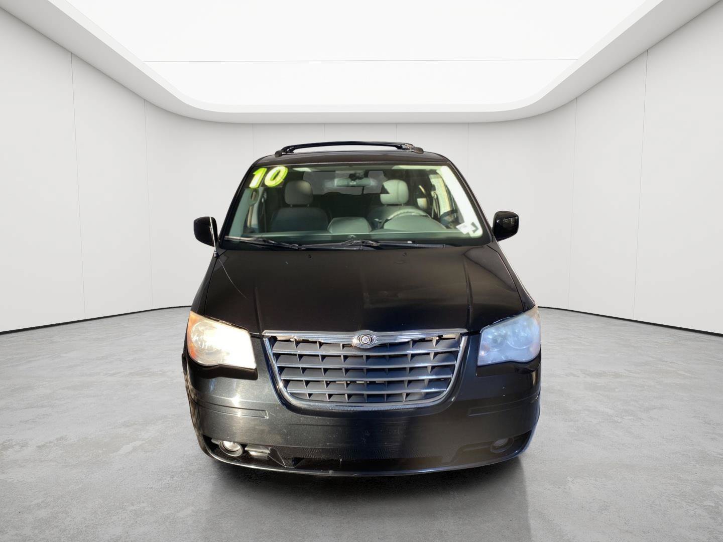 Used 2010 Chrysler Town & Country Touring FWD image 2