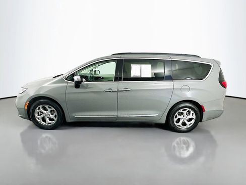 Used 2023 Chrysler Pacifica Limited FWD image 4