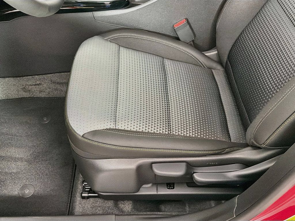 New 2026 Chevrolet Trax LT w/ Driver Confidence Package FWD image 18