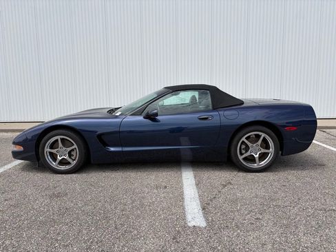 Used 2000 Chevrolet Corvette Convertible w/ Memory Pkg RWD image 2