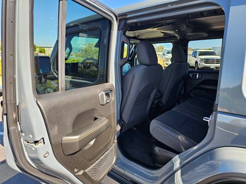 Used 2025 Jeep Wrangler Unlimited Sahara AWD/4WD image 19