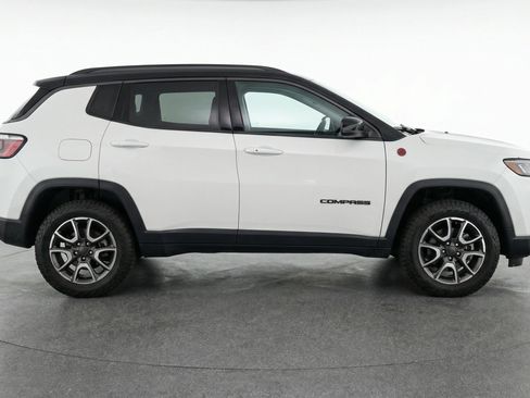 Used 2025 Jeep Compass Trailhawk image 11