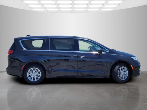 Used 2023 Chrysler Pacifica Touring-L FWD image 4