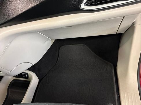 Used 2019 Chrysler Pacifica Touring-L FWD image 28