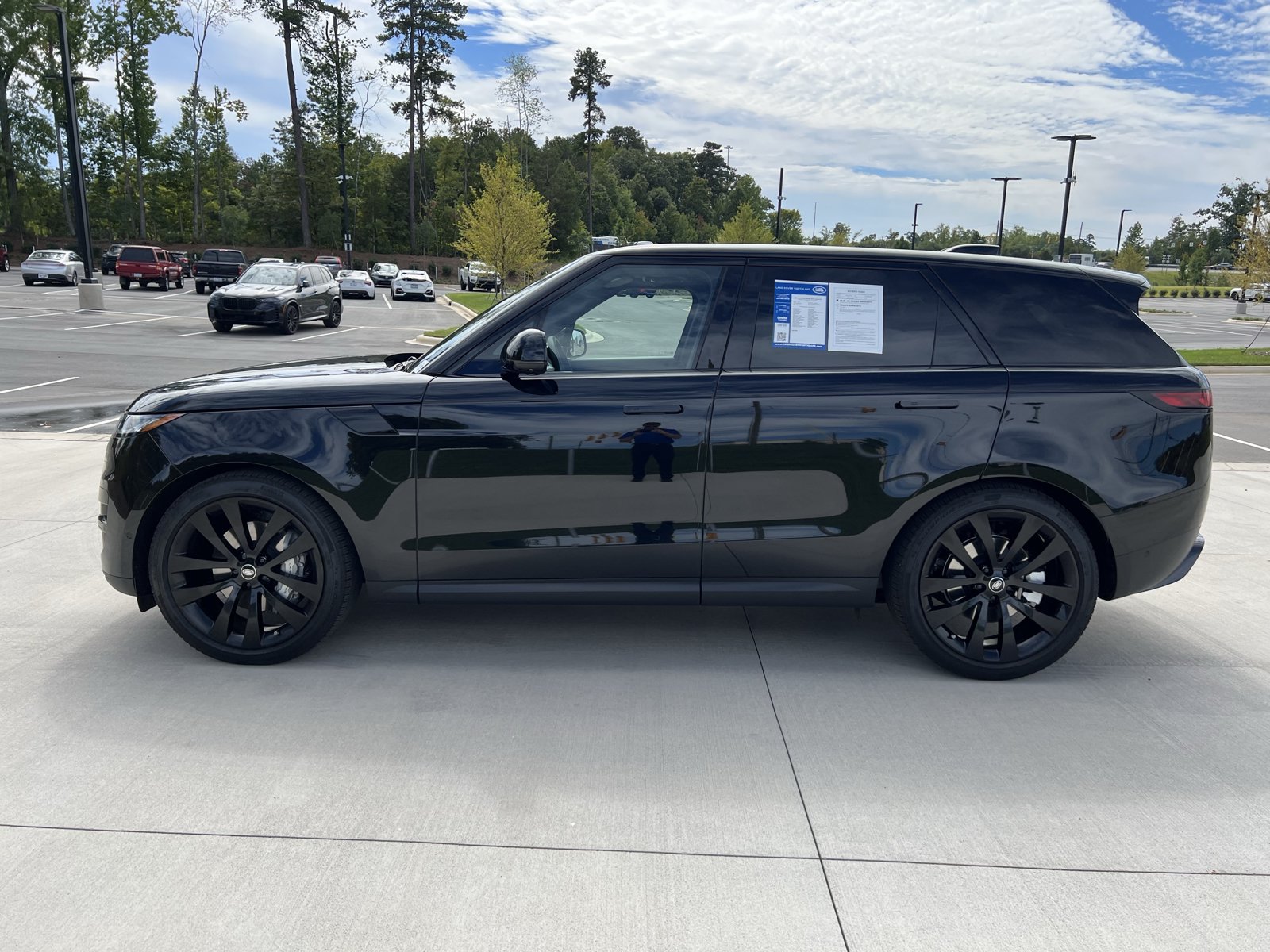 Used 2025 Land Rover Range Rover Sport SE AWD/4WD image 5