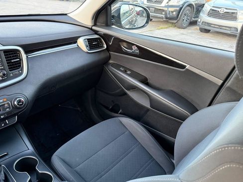 Used 2019 Kia Sorento AWD w/ LX Convenience Package image 40