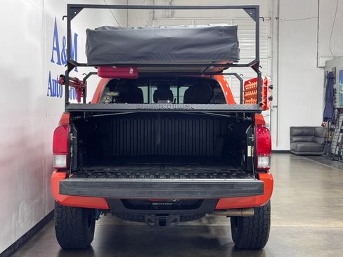 Used 2017 Toyota Tacoma TRD Sport AWD/4WD image 7
