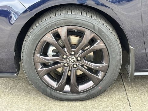 Used 2024 Toyota Sienna XSE w/ XSE Premium Package image 11