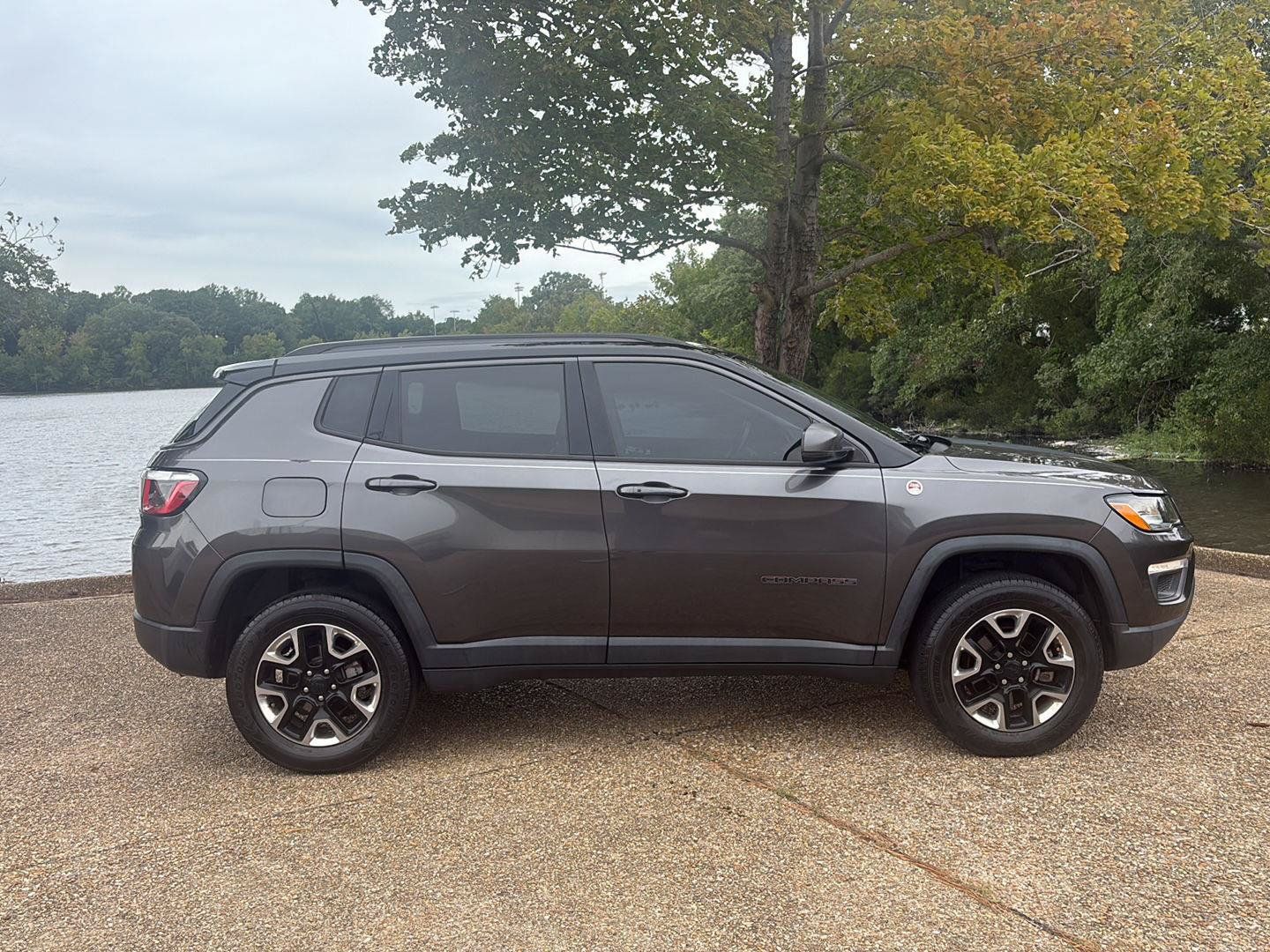 Used 2017 Jeep Compass Trailhawk w/ Popular Equipment Group AWD/4WD image 3