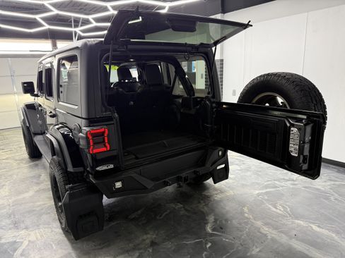 Used 2018 Jeep Wrangler Unlimited Sahara w/ Uconnect 4C Nav & Sound Group AWD/4WD image 26