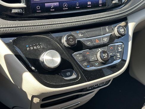 Used 2022 Chrysler Pacifica Touring-L FWD image 30