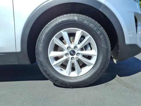 Used 2019 Kia Sorento L FWD image 9