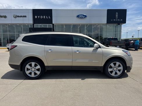 Used 2016 Chevrolet Traverse LT w/ Style and Technology Package FWD image 2