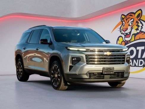 Used 2026 Chevrolet Traverse LT w/ Sun and Wheel Package FWD image 3