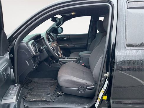 Used 2017 Toyota Tacoma TRD Sport image 9