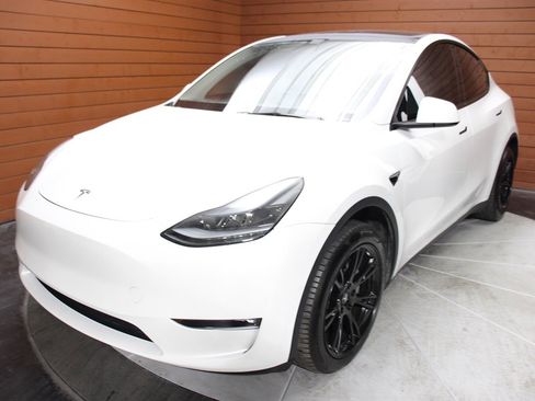 Used 2022 Tesla Model Y Long Range image 64