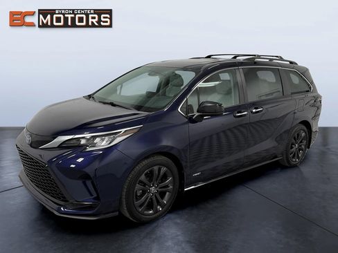 Used 2021 Toyota Sienna XSE image 1