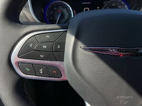 Used 2024 Chrysler Pacifica Touring-L image 23