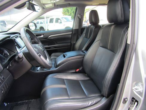 Used 2017 Toyota Highlander SE FWD image 15