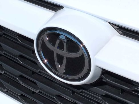 Used 2025 Toyota RAV4 XLE AWD/4WD image 12