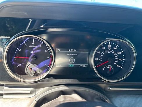 Used 2024 Kia Carnival EX FWD image 4