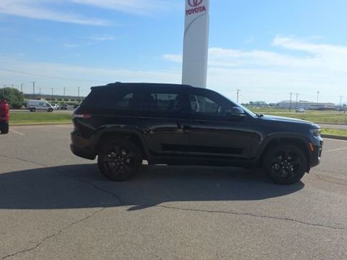 Used 2023 Jeep Grand Cherokee Altitude RWD image 5
