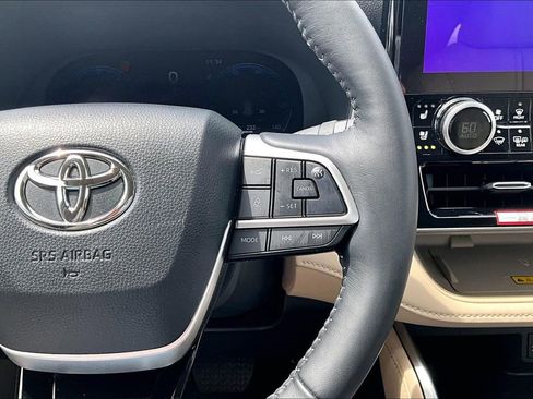Used 2025 Toyota Highlander Limited AWD/4WD image 19