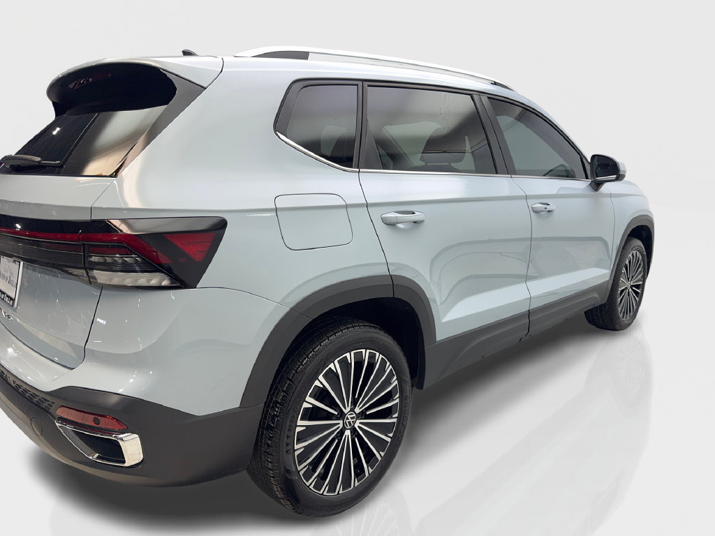 Used 2025 Volkswagen Taos SE FWD image 14