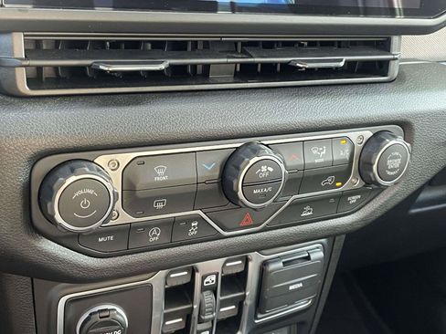 Certified 2025 Jeep Gladiator Sport AWD/4WD image 19