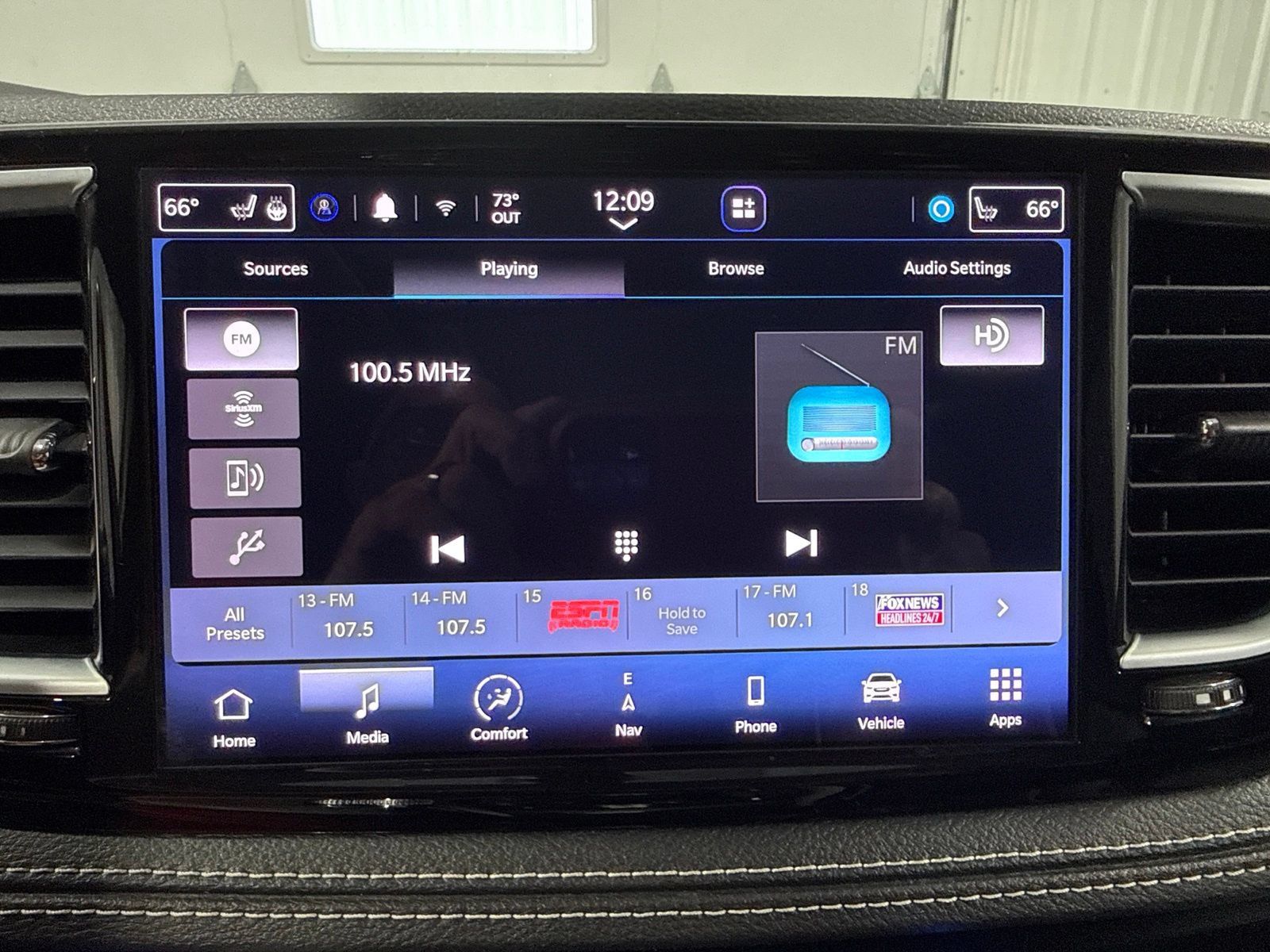 Used 2023 Chrysler Pacifica Limited FWD image 36