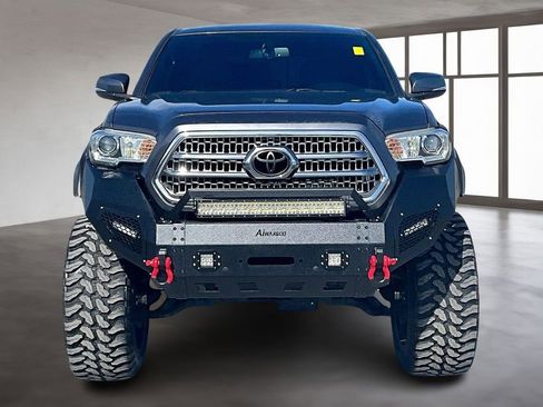 Used 2017 Toyota Tacoma TRD Off-Road image 2