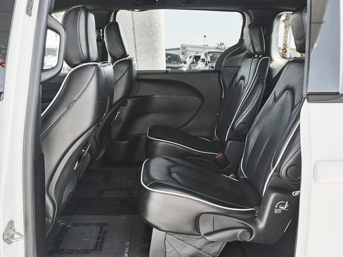 Used 2025 Chrysler Pacifica Limited image 11