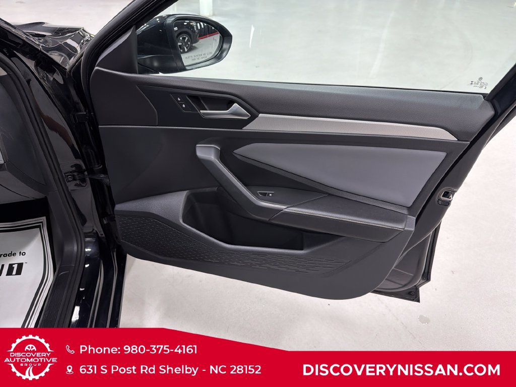 Used 2025 Volkswagen Jetta SE FWD image 38