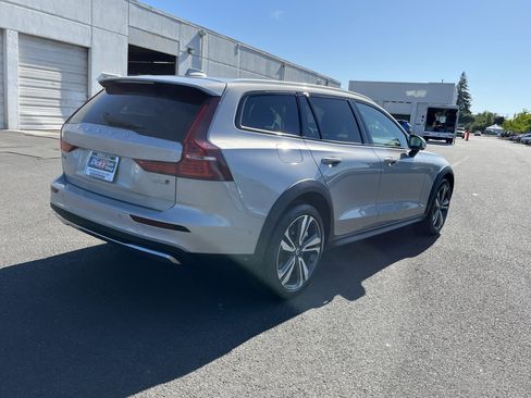 Used 2025 Volvo V60 B5 Cross Country Plus AWD/4WD image 5
