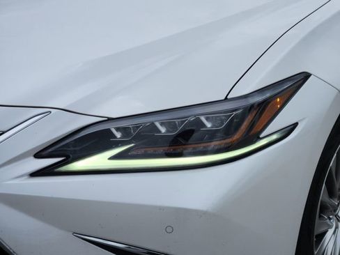 Used 2020 Lexus ES 300h Ultra Luxury w/ Accessory Package 2 FWD image 7