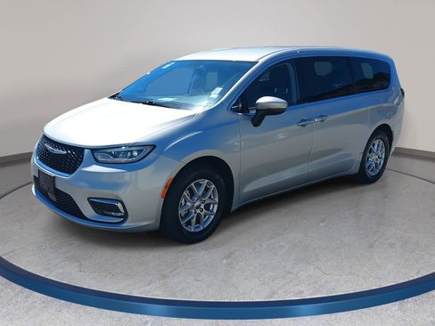 Used 2023 Chrysler Pacifica Touring-L image 1