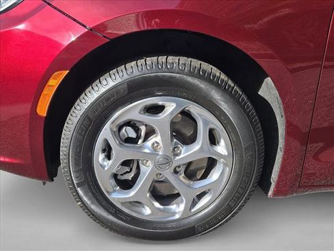 Used 2021 Chrysler Pacifica Limited AWD/4WD image 9