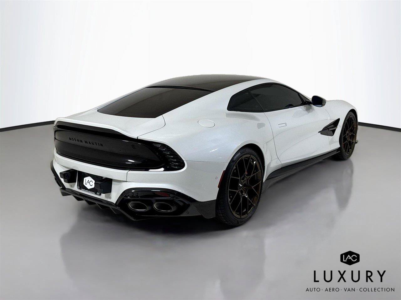 Used 2025 Aston Martin Vanquish RWD image 5